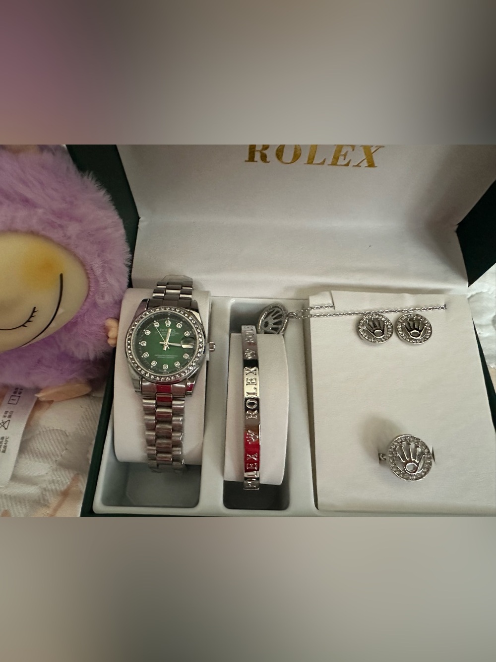 Watch and set not authentic. New